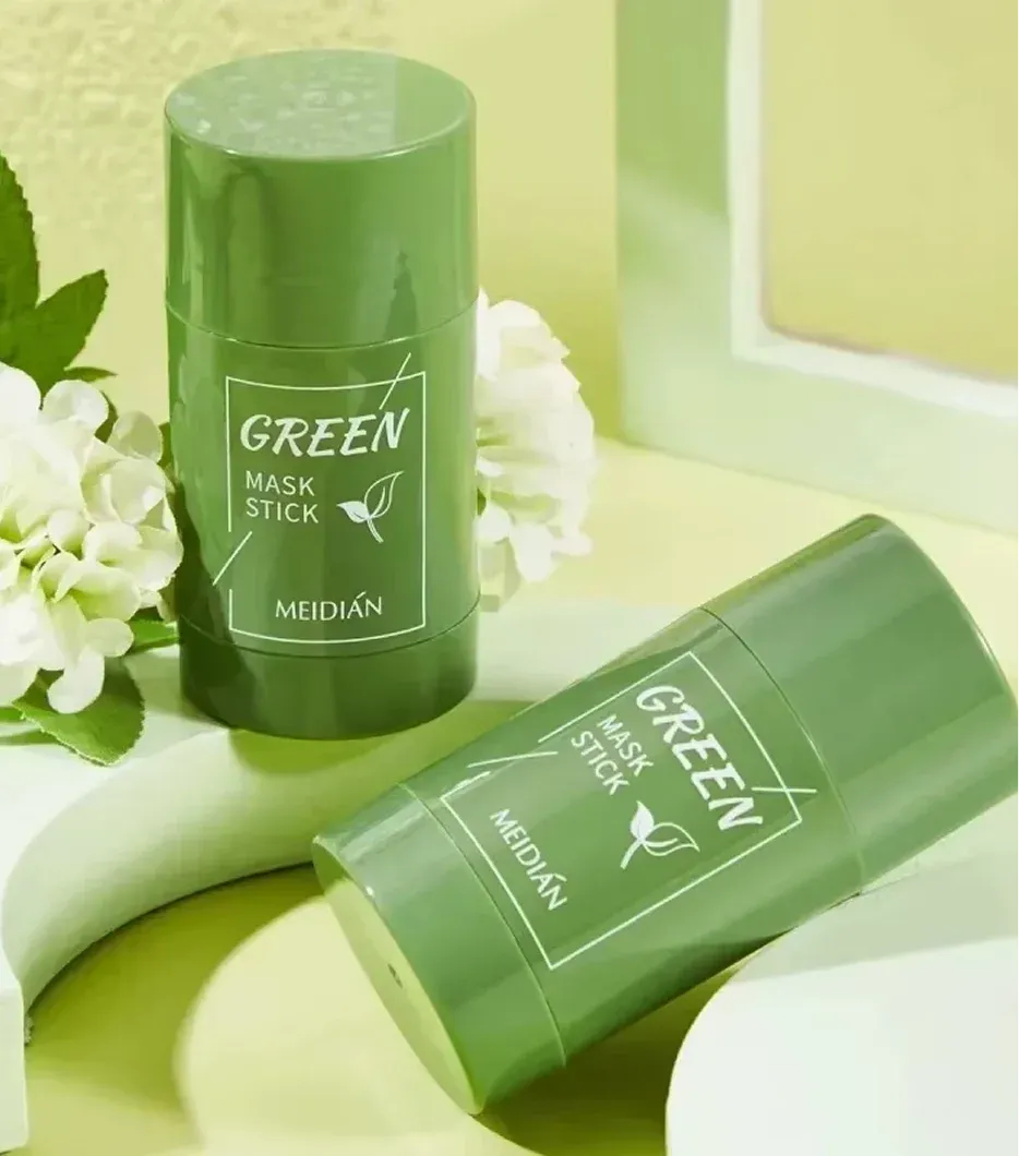 Masque stick au thé vert Green Meidían: deux sticks verts alignés sur fond pastel, logo et texte “MASK STICK” entourés de feuilles.