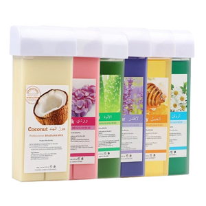 Cire à rouler indolore pour l'épilation, lot de protections et colorants pastel, émulsions et accessoires pour waxing professionnel.