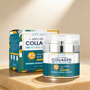Soin anti-âge intensif nuit – peau plus lisse et repulpée au réveil: pot de crème Collagen Retinol et boîte-cadeau colorée sur planche.