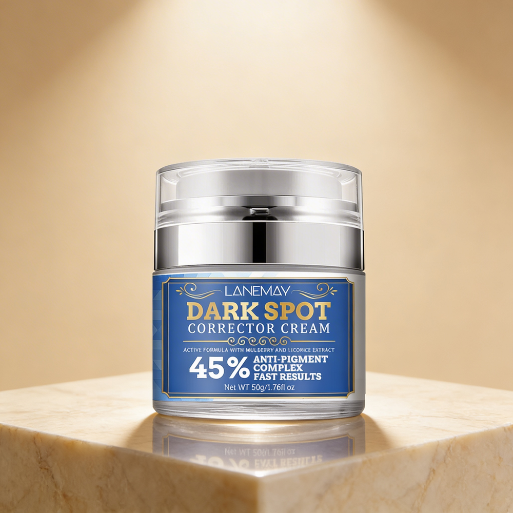 Crème correctrice Dark Spot de Lanemay en pot bleu, mise en valeur sur surface beige, étiquette indiquant 45% anti-pigment et résultats rapides. Atténuez visiblement vos taches brunes et retrouvez un teint uniforme en quelques semaines.