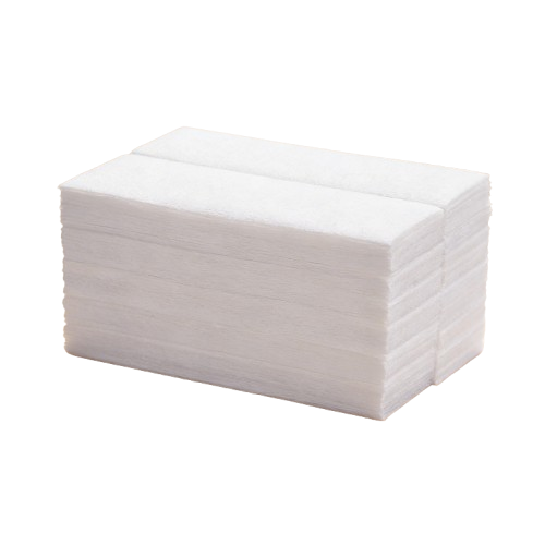Gros plan sur des rouleaux de bandes de cire épilatoire non tissé blanches empilées sur une surface en marbre, lumineuses.