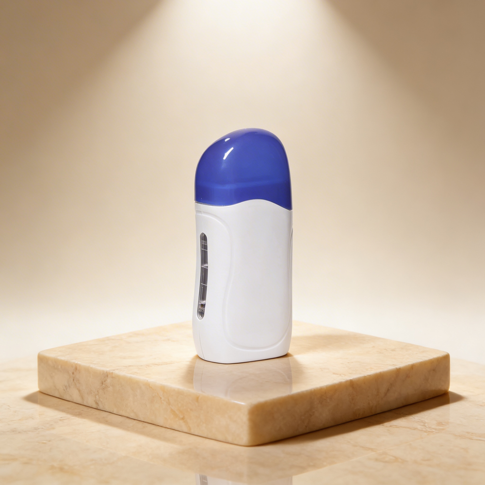 Chauffe-cire pour rouleau à épiler blanc et bleu, debout sur une plaque en marbre beige, aperçu latéral.
